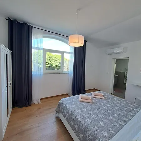 Apartment Dorina *